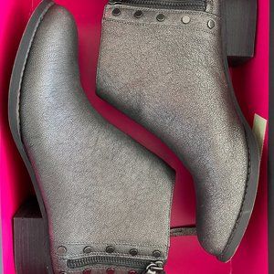 Vince Camuto Catile Ankle Boots Gunmetal Studded Size 8.5